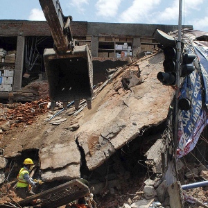 Al menos 10 muertos y muchos atrapados tras derrumbarse un hotel en la India