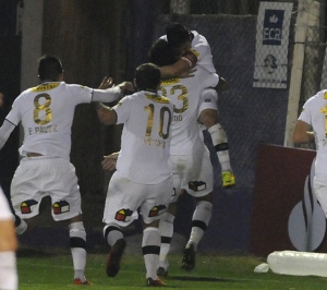 Colo Colo consiguió luchado 1-0 sobre El Tanque Sisley en debut por Copa Sudamericana