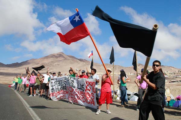 Trabajadores del Cobre protagonizan bloqueos en accesos a minas