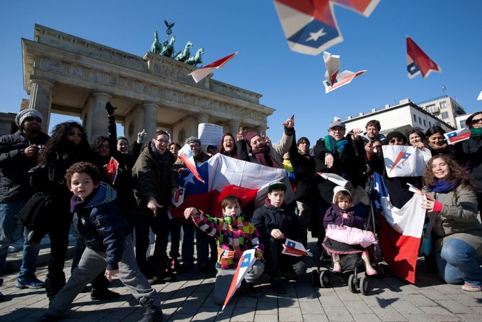 Voto de chilenos en el exterior: los avioncitos de papel de Piñera