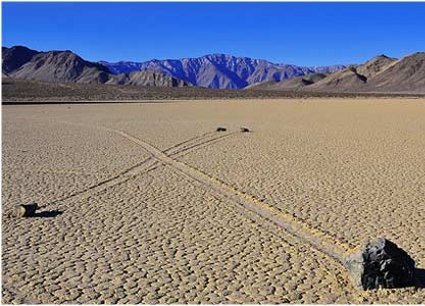 El misterio de las rocas viajeras del Valle de la Muerte