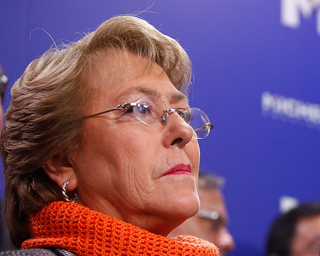 Bachelet lamenta bajada de Longueira y le desea una pronta recuperación