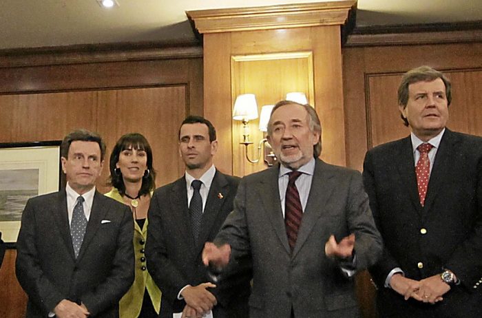 Capriles se reúne con directivas de la Alianza y canciller venezolano lo acusa de conspirar junto a «los fascistas de Chile»