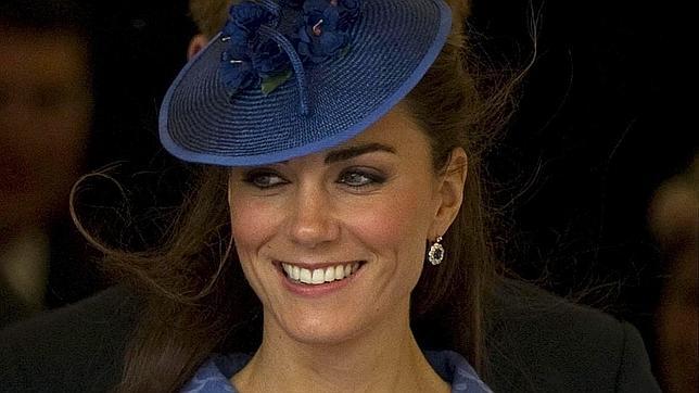 La duquesa de Cambridge es hospitalizada para dar a luz a su primogénito