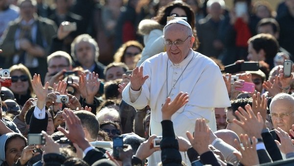 Papa Francisco recorre Río de Janeiro relajado y desafiando las medidas de seguridad