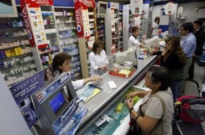 Consumidores interponen demanda colectiva contra Cruz Verde, Ahumada y Salcobrand por colusión de precios