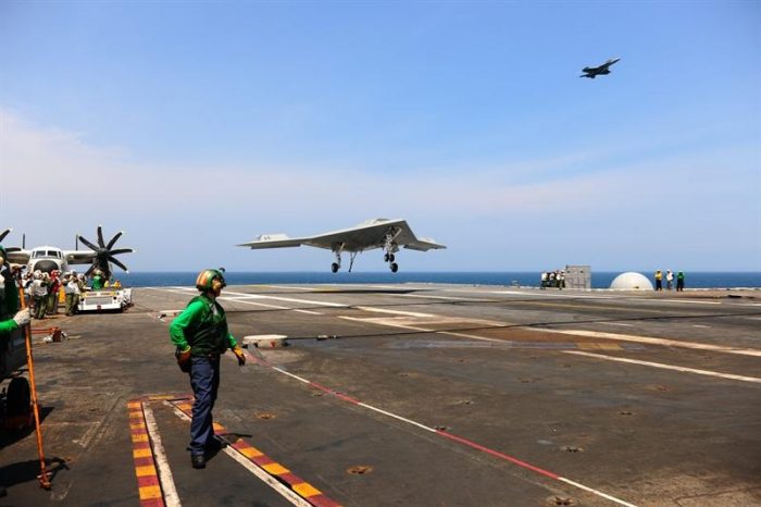 EE.UU. celebra el paso histórico de aterrizaje de un «drone» en portaaviones
