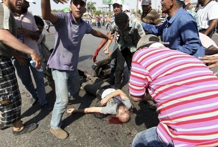 Masacre de islamistas dispara el temor a una guerra civil en Egipto