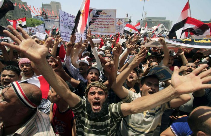 Egipto al borde de la crisis: 7 muertos en manifestaciones y Mursi propone formar un gobierno de unidad nacional
