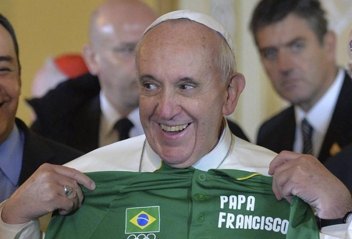 El Papa exhorta a los jóvenes de una favela a luchar contra las injusticias