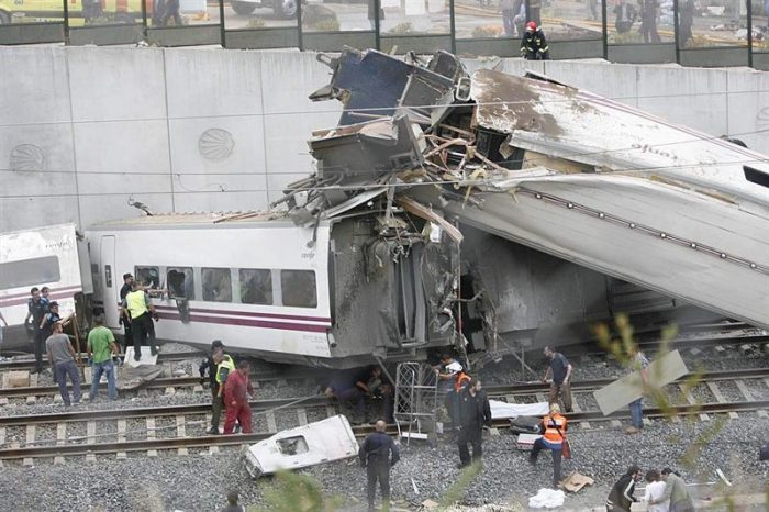 Al menos 30 fallecidos tras descarrilamiento de tren en la ciudad española de Santiago de Compostela