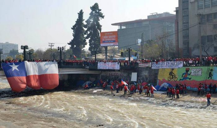 Trabajadores de Correos de Chile se manifiestan en la ribera del río Mapocho
