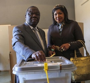 Primer ministro de Zimbabue dice que las elecciones fueron una gran farsa