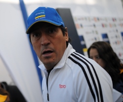 Iván Zamorano realizó clínica deportiva en los cuartos de final de la Copa Chilectra