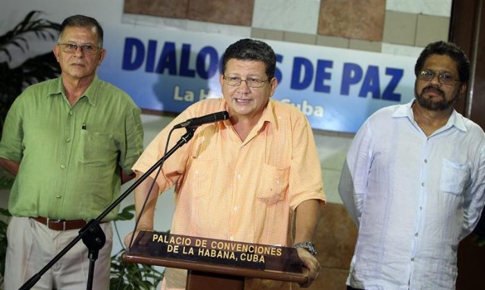 Las FARC anuncian «pausa» en diálogo para analizar referendo que propone Santos