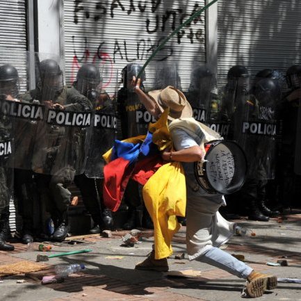 Presidente de Colombia decreta toque de queda y militarización de Bogotá