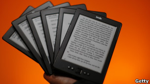 Con el lector Kindle, Amazon desestabilizó el mercado de las librerías y redefinió la forma de leer libros.