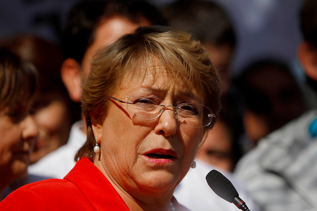 Bachelet dice que en Chile falta un «cara a cara con la verdad y la justicia» pero que permanencia de Cheyre en su cargo es «una decisión personal»