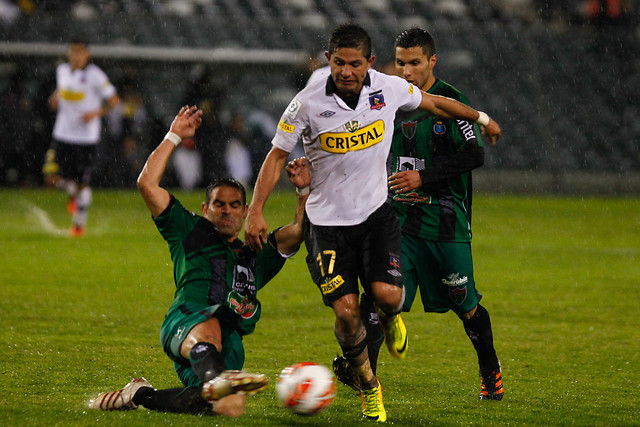Colo Colo venció 2-0 a El Tanque Sisley bajo la lluvia y avanzó en Copa Sudamericana