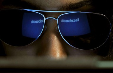 Por qué la gente espía a sus parejas por Facebook