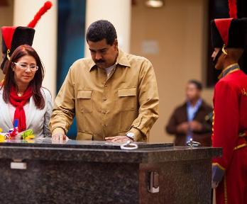 Maduro admite que «a veces» duerme donde yacen los restos de Chávez