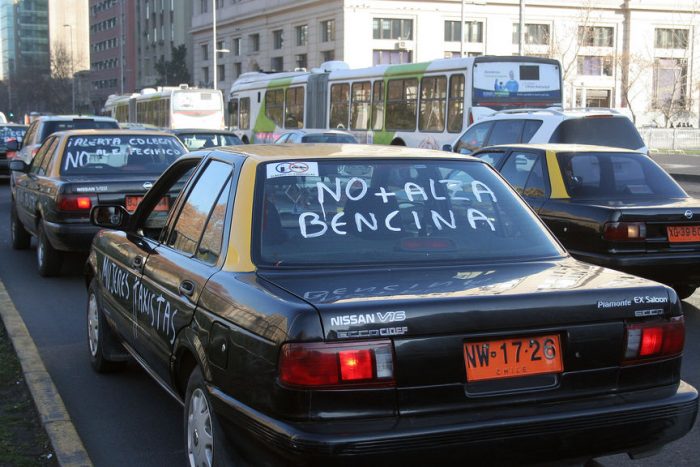 Colectiveros protestan en Plaza Italia por alza de las bencinas