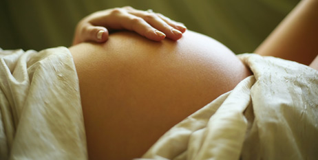 Estudio advierte que inducir el parto podría aumentar el riesgo de autismo