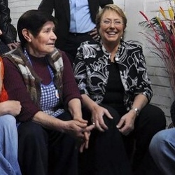 Michelle Bachelet realiza puerta a puerta en Lo Prado