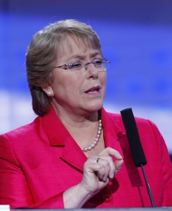 Bachelet rechaza propuesta de Matthei y dice que debate sin los nueve candidatos “no es democrático”