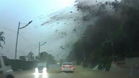 Video: Conductor se salva de morir aplastado por una gigantesca roca en Taiwán