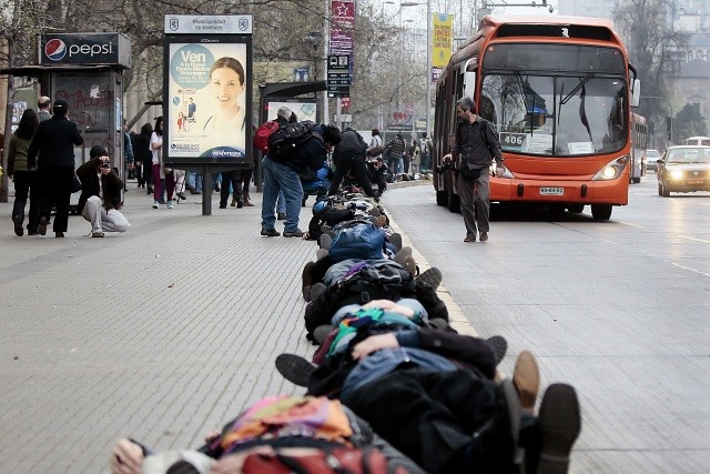 Más de mil cuerpos acostados en la Alameda recuerdan a los asesinados y torturados en dictadura