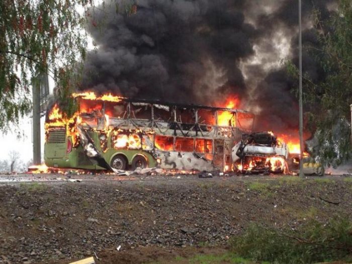 Al menos seis muertos y 32 heridos es el saldo que dejó fatal accidente entre camión y máquina de Tur Bus