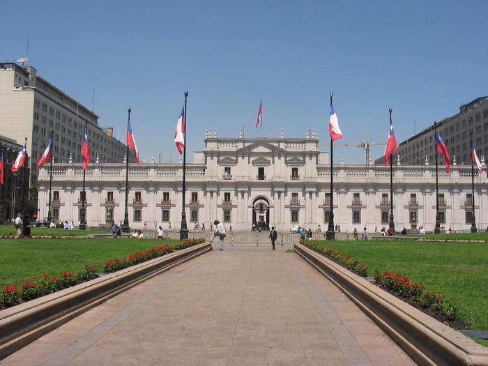 Funcionarios de La Moneda exigen a ministro Larraín un 8,8% de reajuste salarial