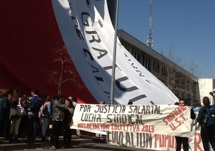 Movimiento estudiantil despliega bandera gigante contra el lucro en frontis de la U. Santo Tomás
