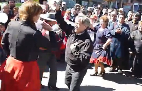 Video: Senador Alejandro Navarro lanza su propia cueca brava