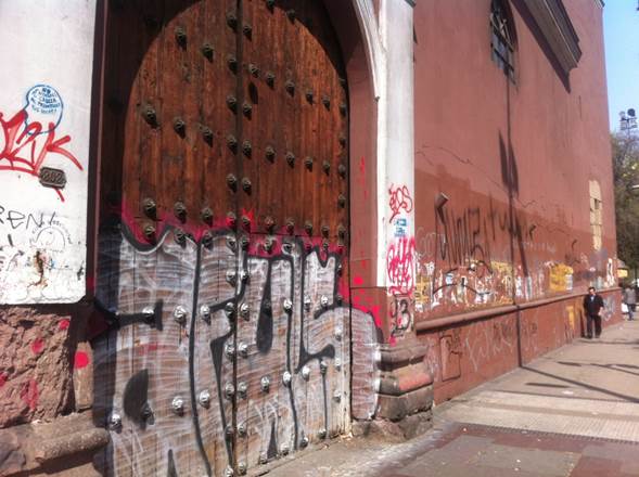 Polémica por fallo de la Corte Suprema que obliga al Municipio de Santiago pintar iglesia San Francisco