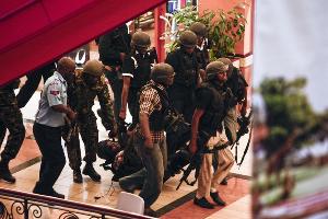 Fuerzas especiales israelíes entran en centro comercial de Nairobi asaltado