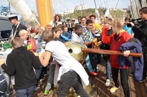 Niños Cantores de Viena visitan buque escuela Esmeralda