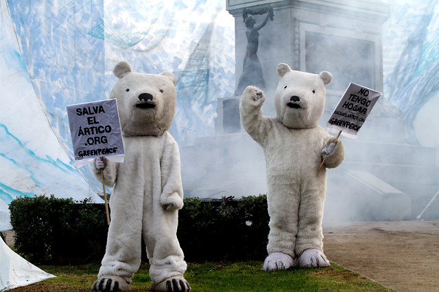 Osos polares piden salvar el Ártico en Plaza Italia