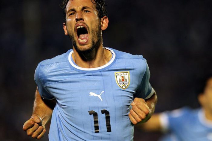 Fútbol: Uruguay derrotó 2-0 a Colombia y quedó cerca del cuarto lugar en las Eliminatorias