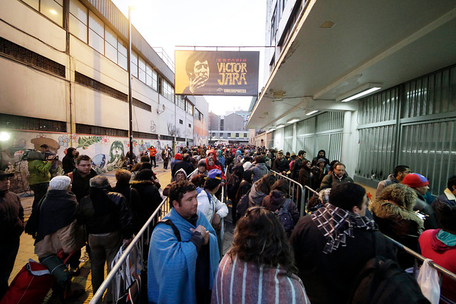 Fotos: Más de mil personas hacen fila para ser atendidos en el Estadio Víctor Jara
