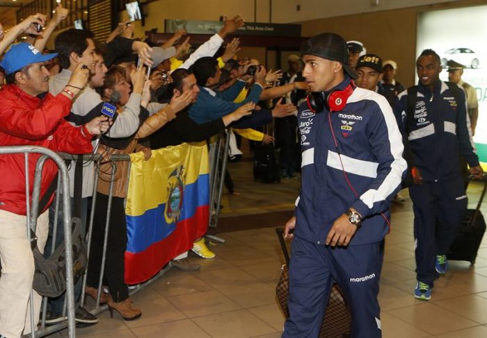 Selección de Ecuador arribó a Santiago para duelo clave con la ‘Roja’