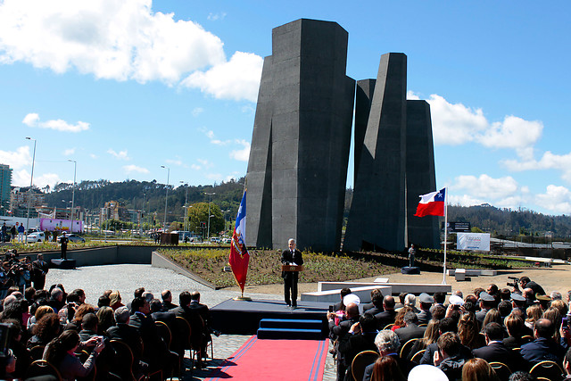 Usuarios de las redes sociales le dan con todo al Memorial del 27F inaugurado por Piñera