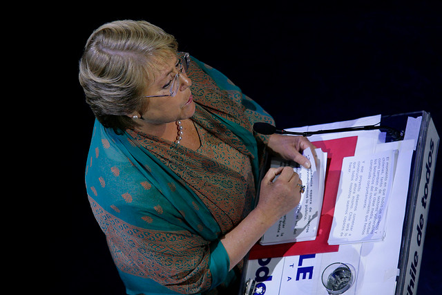 Bachelet mantiene ambigüedad táctica en su programa a la espera de correlación de fuerzas en el Congreso