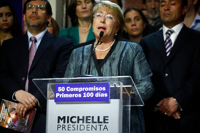 Bachelet anuncia sus primeras 50 medidas en medio de críticas por falta de programa de gobierno