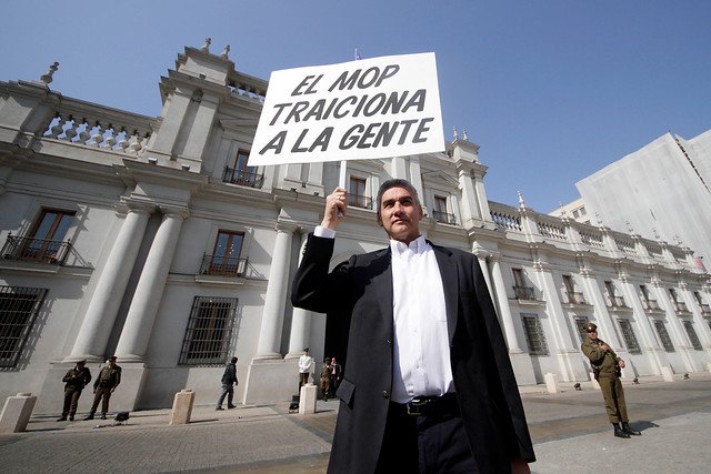 Barrueto debuta como nuevo «hombre del cartel» y protesta solo frente a La Moneda
