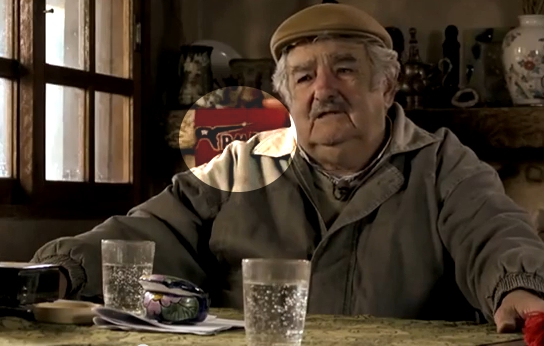 Pepe Mujica da entrevista a canal argentino con bandera del FPMR de fondo