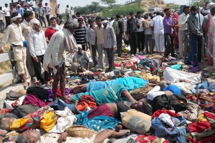Estampida humana deja 110 muertos en templo hindú en la India