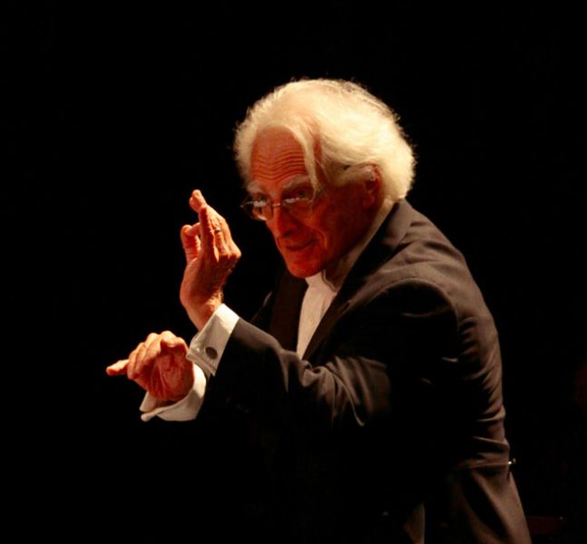 El maestro Juan Pablo Izquierdo se presenta este sábado junto a la Orquesta de Cámara de Chile
