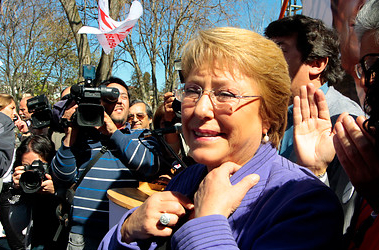 Nunca quedas mal con nadie: el diseño comunicacional de la campaña de Bachelet
